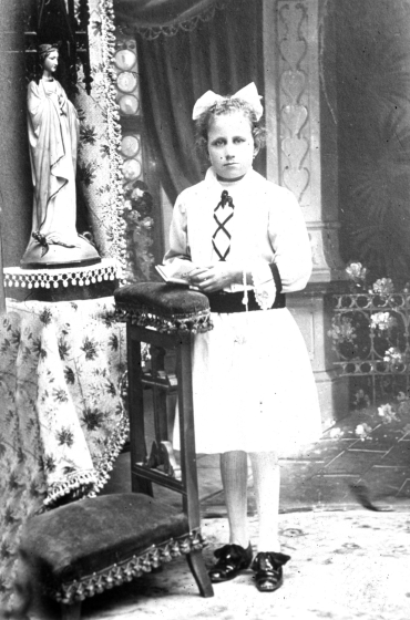 La Matilde Bassols i Bou en la seva Comunió Solemne l'any 1915