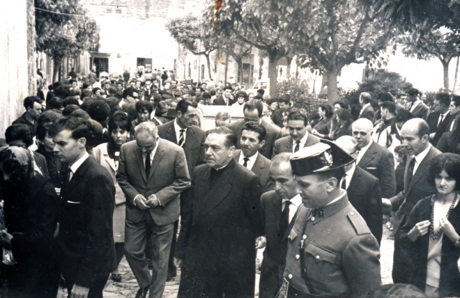 Festa d'homenatge a la Vellesa l'any 1965. La comitiva d'Autoritats a punt d'entrar a l'Església. En primer terme, Bertomeu Comas, Mn Francesc Berga, Germiniano Lozar, el caporal de la guàrdia civil Antonio Sanz, Josep Reyner, Salvador Rovira, Josep Llinàs, Joan Tomàs, Josep Bancells, Alfons Soms.

El primer a l'esquerra Josep Reyner i Fumero i al fons Llorenç Rissec