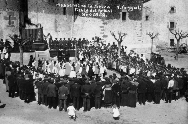 Festa de l'arbre a la plaça de l'Església l'any 1918. Les nenes de l'escola executant una dansa.
