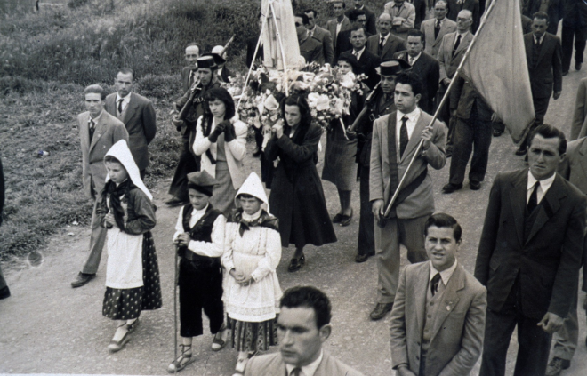 Vinguda de la verge de Fatima a Maçanet.

La processó està encapçalada pels pastorets Anita Alabert, Josep M Viader i Marisol Pagés. El que porta la bandera és en Narcís Codina i Surós i les autoritats hi ha en Narcís Planas, alcalde, Joan Viader, secretari, Francesc Bosch, Joan Munsó i el metge Sr. Negre.