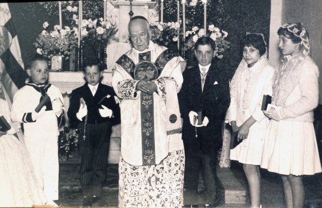 El Bisbe de Girona Sr. Josep Cartañà en una visita Pastoral a l'estació de l'Empalme o Maçanet Maçanes en la petita Església que hi habilitaren