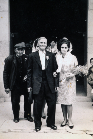 Festa d'homenatge a la Vellesa, anys 60. Un homenatjat, en Salvador Figueres amb la seva neta Margarita Bosch sortint de l'Església.