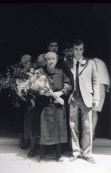 Festa d'homenatge a la vellesa. L'Adela Rossell amb el seu nét Narcis Selva i Codina sortint de l'Església.