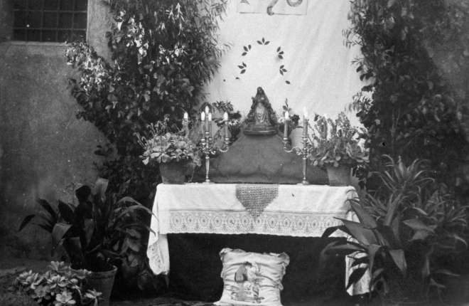 Quan es celebrava la processó del Corpus Cristi es muntava aquest altar davant la porta de Can Palmada, una casa que situada al carrer Sant Sebastià fou enderrocada a principis de la dècada dels 70 per donar pas a l'actual carrer Salvador Espriu