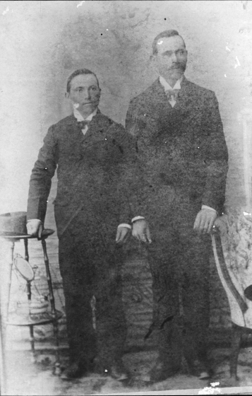 Els germans Pere Tarres i Soler.

Eren de la família Tarrés de Can Raurell, veinat de Marata, casa desapareguda amb la construcció del polígon industrial. Es donà la curiositat de que aquests dos germans que es portaven molt anys de diferència d'edat, el més alt que també era el més gran, fou padrí del seu germà i com que ell es deia Pere també li posà el mateix nom. 

Eren forner i pastisser d'ofici i a finals del segle XIX marxaven a l'Argentina on s'establiren
