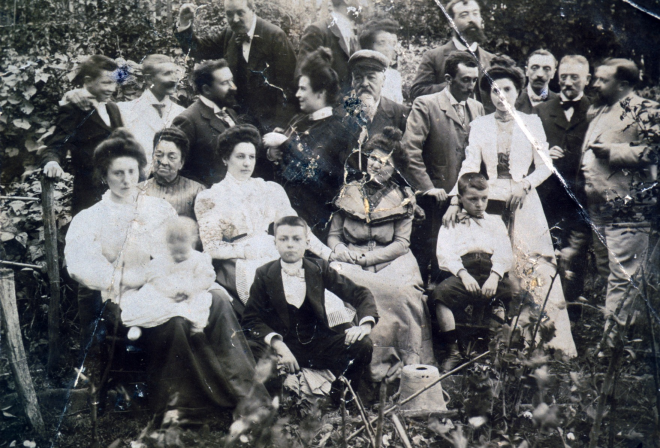 La família de Francesc de Trinxeria amb un grup de convidats en una festa a casa seva a finals del segle XIX
