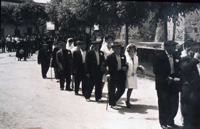 L'homenatge a la vellesa a l'any 1954. En la comitiva d'avis hi podem reconèixer a Miquel Francesc 
