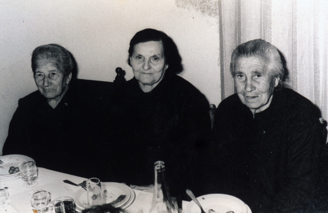 L'Emilia Llinàs, la Carme Tarrés i la Raimunda Masferrer en una de les Festes de la vellesa a l'hostal de Can Pons els primers anys de la recuperació d'aquesta festa.