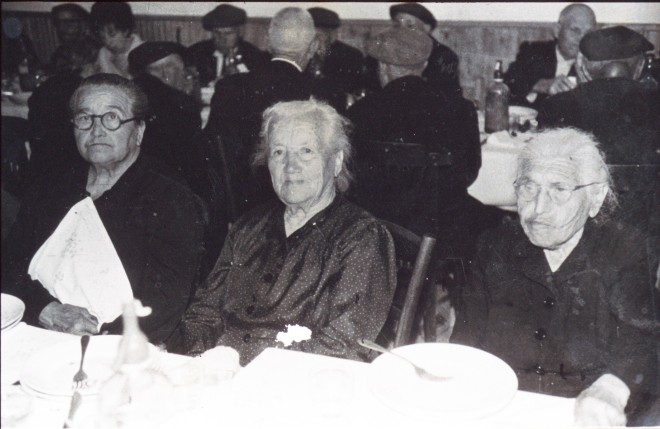 Tres homenatjades a la vellesa en la festa de l'any 1968, l'Adela Rossell, la Carme Deulofeu i l'avia de Can Casanovas en el dinar de germanor servit a l'Hostal Can Pons