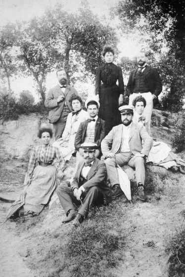 El matrimoni de Trinxeria - Pons amb un grup de familiars i amics en una excursió pels boscos de la seva propietat