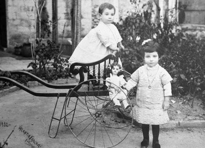 L'Antonio i la Maria. Els fills del matrimoni Mestres i Joaquima de Trinxeria l'any 1912