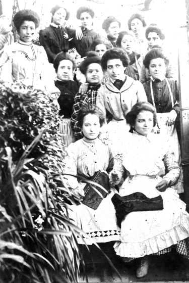 Un grup de noies del taller de modistes de l'Adela Rossell, vestides a la moda característica de principis del segle XX