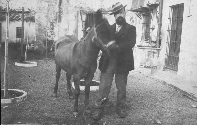 En Francesc de Trinxeria amb el burro que els reis d'Orient obsequiaren un any als seus fills Antoni, Josep M i Xavier.