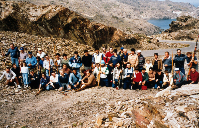 Una colla de joves de Maçanet en una excursió per anar a pescar