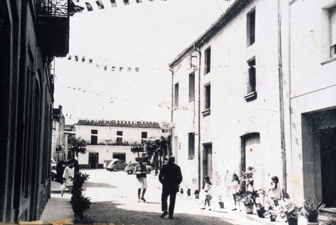 Preparant el carrer de Bitllodors, avui avinguda Catalunya per passar-hi la comitiva per la festa d'homenatge a la vellesa