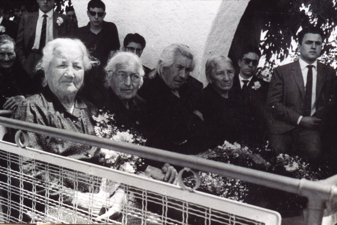 La Carme Deulofeu, l'avia Casanova, la Raimunda Masferrer i l'Emilia LLinàs en la festa d'homenatge a la vellesa a la pista jardí. Drets els joves acompanyants Joaquim Codina, Martí Monràs i Josep M Quellos.