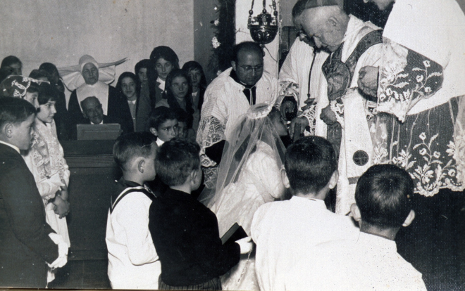 El Bisbe de Girona Sr. Josep Cartañà i Inglès junt amb el rector de Martorell Mn Conrad Ruhí, en una festa a la capella de l'estació de l'Empalme, avui anomenada de Maçanet - Massanes.
