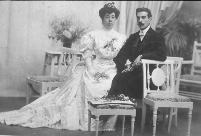Foto de casament de l'Antoni Mestres Mas i la Joaquima de Trinxeria Ruscalleda, ell farmacèutic i ella de la família Trinxeria.