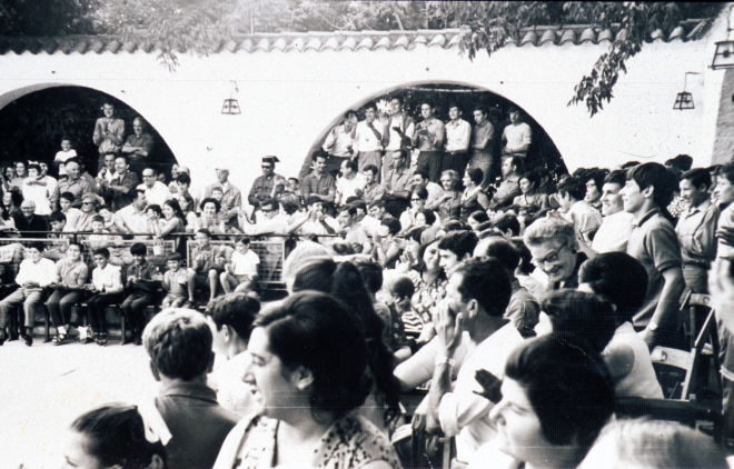 Jocs infantils a la pista jardí per la Festa Major de l'any 1967. El públic assistent aplaudint els concursants.