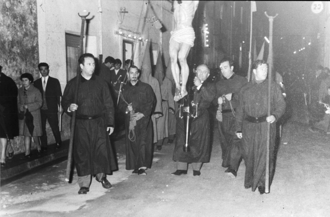 Processó del divendres Sant l'any 1968. Els portants del Sant Crist, en Joan Codina, un foraster portugués, en Josep Baltrons que porta el Sant Crist, en Narcís Codina i en Salvador Casas al seu pas pel carrer Migdia.