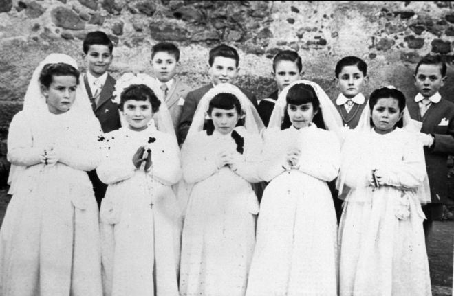 Primera comunió dels nois: Salvador Roca, Miquel Guich, ? Soler Valenti, Narcís Vilella, Josep Serra i Tomàs Reyner.

Les nenes són: Roser Brossa, Ramona Rovira, Pilar de Trinxeria, Marta Serra i una nena de Can Ravich que no sabem com es diu.