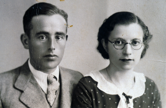 Una parella de promesos dels anys 30, que més tard es casaren: En Pere Deulofeu Bancells i la Maria Guinart Bassas i no vàren tenir fills. 

La foto és de l'octube de 1934.