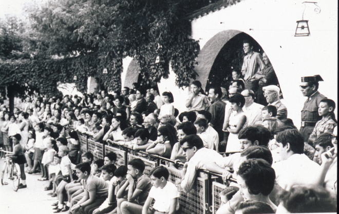 Jocs infantils a la pista jardí per la Festa Major de l'any 1967. El públic assistent s'ho passava bé.