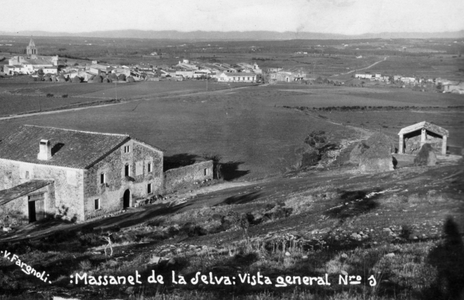 Vista general de la Vila de Maçanet l'any 1924 amb la masia Can Roura en primer terme