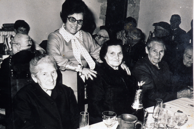 L'Emilia Llinàs, la Carme Tarrés i la Carme Pairet a la festa d'Homenatge a la Vellesa. Al darrera de la Carme Tarrés hi ha la seva filla Angelita Reyner.