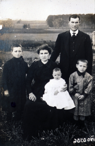 La família de Ca l'Ubà, amb el matrimoni compost per Joan Vila, Rosa Francesc i els seus fills Narcís, Joan i Miquel, l'any 1916.
