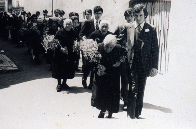 Festa d'homenatge a la vellesa. En primer terme la Paula Martorell i la Dolors Martorell amb els seus acompanyants, un d'ells en Lluís Pimàs.