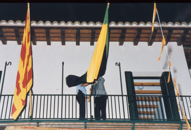 Col·locació a la façana de l'Ajuntament de la bandera de Maçanet.
