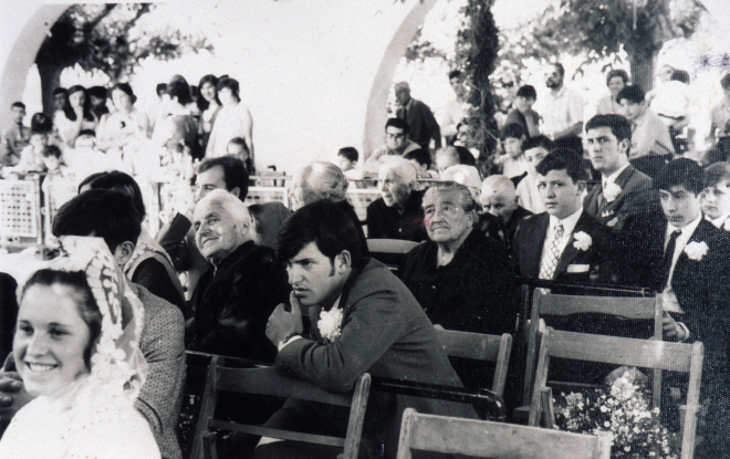 Festa d'Homenatge a la Vellesa a la Pista Jardí. Entre els homenatjats hi podem reconèixer a Adela Rossell, Paula i Dolors Martorell, l'avia de Masllorenç i els joves Jaume Fors, Antoni Tomàs i Enric Sagrera.
