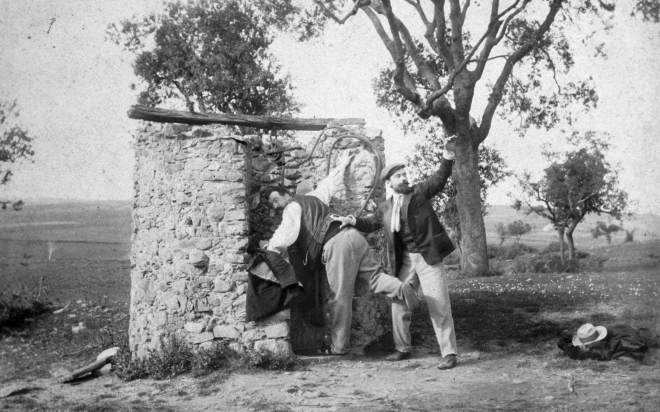 El Sr. Francesc de Trinxeria i un acompanyant traient aigua d'un pou d'una de les seves propietats.