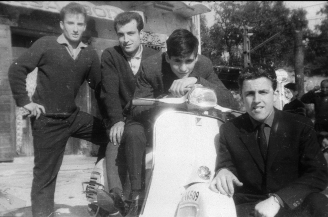 Un mecànic, en Narcís Selva i tres fusters, en Joan Selva, Juli Campeny dalt la moto i Joaquim Codina, davant de Can Privat a l'estació de l'Empalme