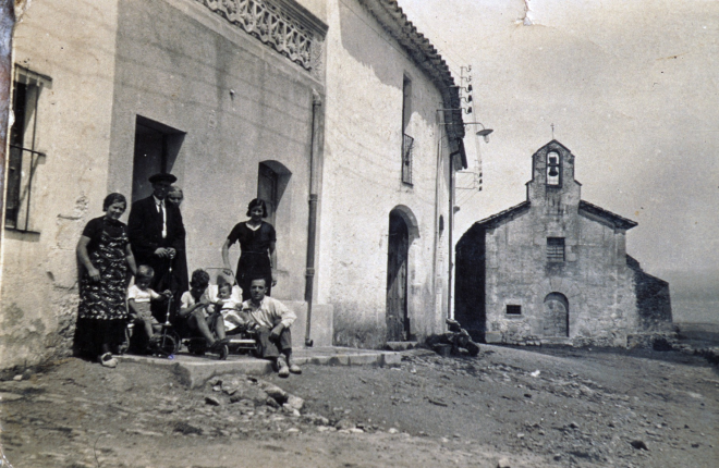 La família Riera al carrer dels Dolors. Al fons, la capella de la Mare de Déu dels Dolors, avui desapareguda.