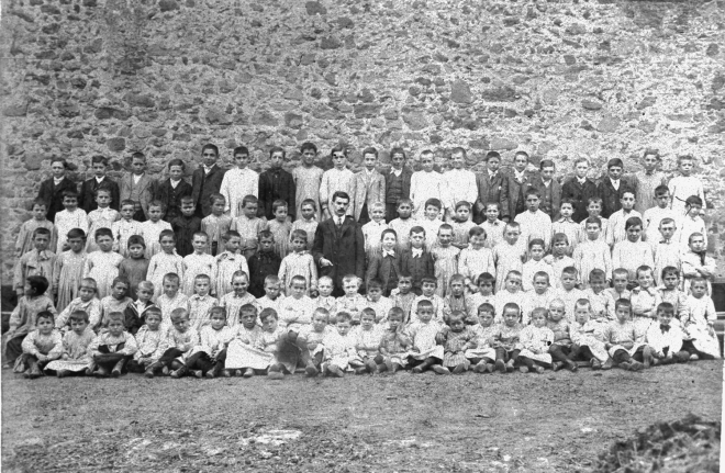 Pere Cantenys mestre de Maçanet en els primers anys amb els seus 104 alumnes que tenia llavors.