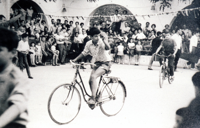 Festa Major de Maçanet any 1968. Cursa de Cintes a la Pista Jardí. En primer pla el concursant Miquel Rossell seguit per Joan Martí.