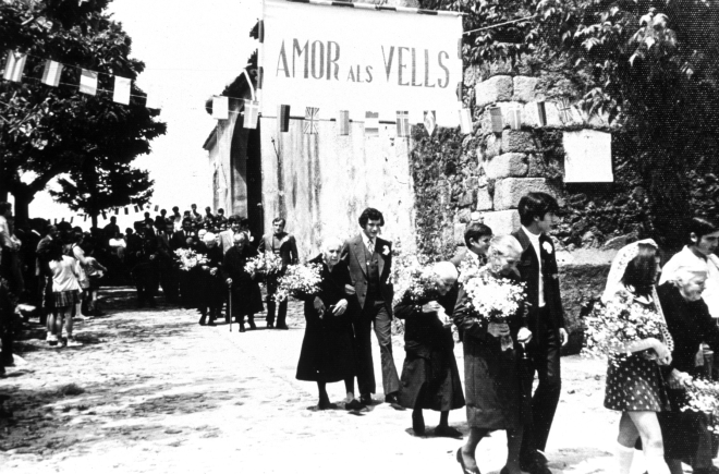 Festa d'homenatge a la vellesa. La comitiva d'homenatjats a la sortida de l'Església. En primer pla les germanes Paula i Dolors Martorell amb els seus acompanyants Simó Serra i Lluís Pimàs.