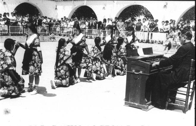 Festa d'homenatge a la vellesa. El Sr. rector Mn Francesc Berga a l'harmònium i un grup de nenes que executaven un ballet.