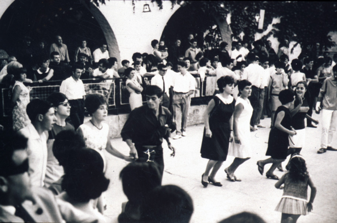 Festa Major del 1969. El jovent ballant a la Pista Jardí
