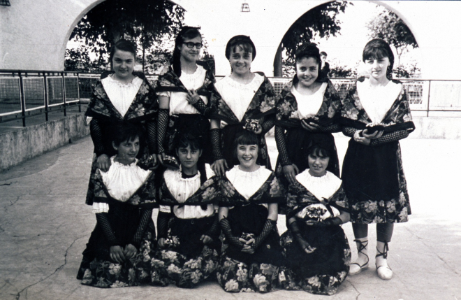 Grup folklòric de Maçanet.

D'esquerra a dreta: Dolors Mateu, M Carme Rossell, Pilar Vidal, Narcisa Cursà, Anna Guitart; a baix: Anna Mateu, Matilde Gironés, Núria Rovira, M Teresa Parera.