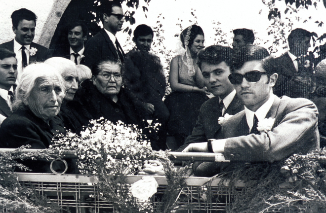 Festa d'homenatge a la vellesa a la pista jardí. Les homenatjades àvia de Can Casanova, l'àvia de Can Parrassà i la Concepció de Can Vila amb els joves acompanyants Josep Artigas i Tomàs Reyner.