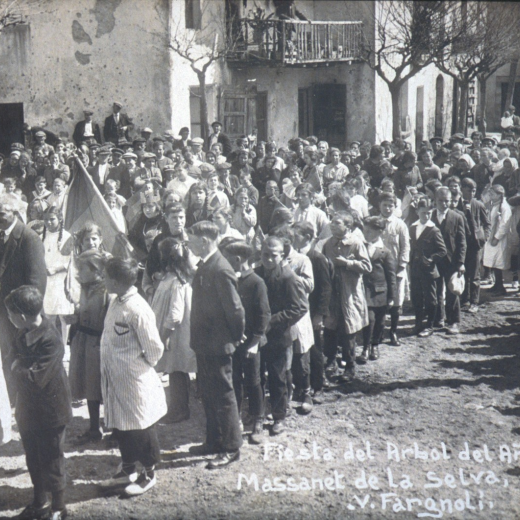 Festa de l'arbre davant de Can Morral l'abril de 1921 a Maçanet de la Selva.