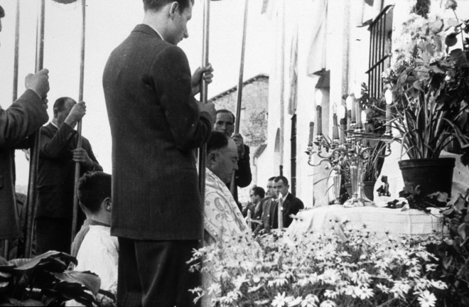 Processó de Corpus. El rector de Martorell Mn Narcís Taberner que presidia la processó en la ceremònia davant d'un dels altars que es muntaven als carrers.