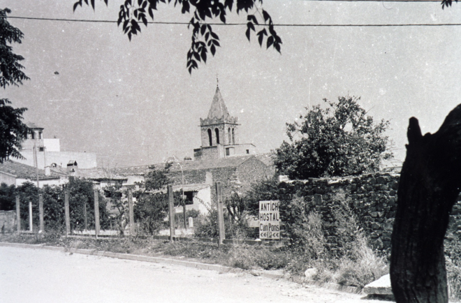 Vista del campanar des del carrer Balmes al darrera de Can Llirinós
