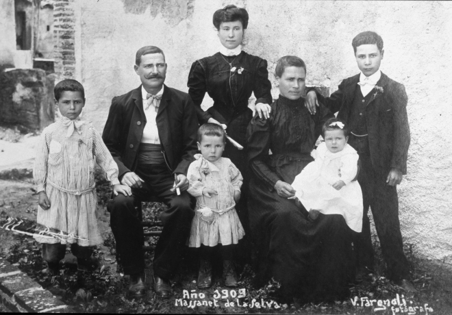 La família Planas - Barrera, antic mestre d'obres de Maçanet.

El pare, Pere Planas, i la mare, Caricia Barrera, amb la filla gran Herminda i el noi gran Josep. els més petits, a l'esquerra l'Emili, al mig en Nitus i a la falda de la seva mare, una nena que diuen es va morir de petita.

Aquesta és la foto més antiga d'en Fargnoli trobada a Maçanet.