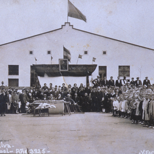 Vista general dels nous col·legis. Tot celebrant la festa de l'arbre i de la Mutualitat de l'any 1925.