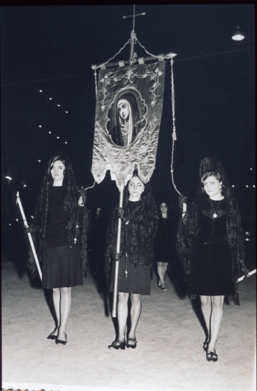 L'antic pendó de la germandat de Nostra Sra. dels Dolors presidint la cofradia del mateix nom en la processó del Divendres Sant de l'any 1965.

La portadora del pendó és la Montserrat Planas, a la seva dreta la M Teresa Reyner i a la seva esquerra la Julita Munsó.