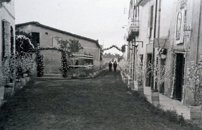 El carrer de Bitlladors, avui Avinguda Catalunya, engalanat amb motiu de la visita de Nostra Sra de Fàtima els dies 26 i 27 d'abril de l'any 51.